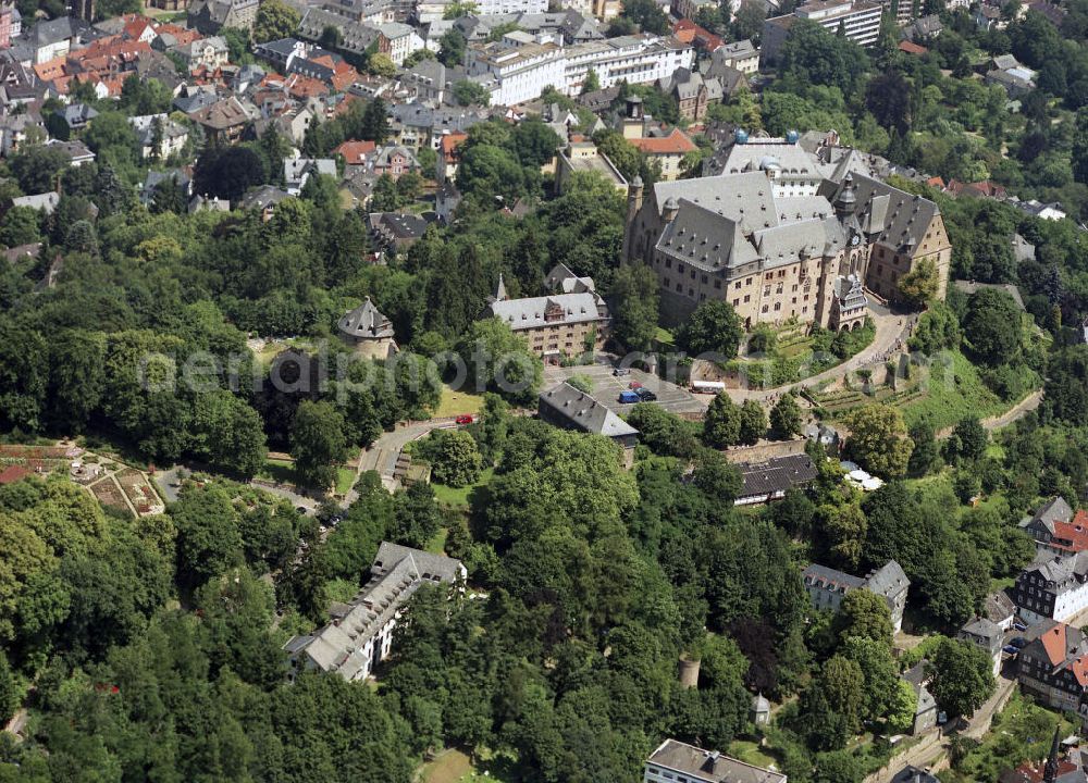 Marburg from above - Das Schloss wurde als Burg im 11. Jh. angelegt. Später war sie die erste Residenz der Landgrafen von Hessen. Links unter der Burg beherrscht die Lutherkirche die Südstadt und fast am li. Bildrand befindet sich die Kugelkirche, letzter mittelalterlicher Sakralbau Marburgs.