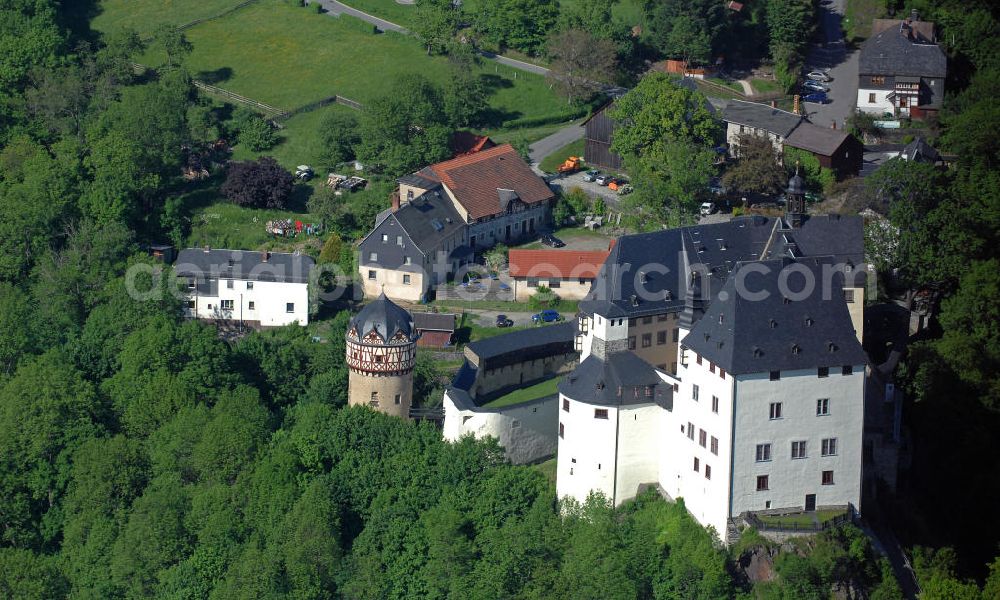 Burgk from above - Blick auf das Schloss Burgk in der Nähe der Bleilochtalsperre. Die Burganlage wurde 1365 erstmals erwähnt und ist seitdem häufiger umgebaut worden. Mit seinen Spezialsammlungen, Ausstellungen, Konzerten, Festen und Trauungen ist das Schloss Burgk eines der kulturellen Zentren des Saalelandes. View of the Castle Burgk near the Bleiloch Barrage. With its special collections, exhibitions, concerts, parties and weddings the castle is one of the cultural centers of the Saale Region.