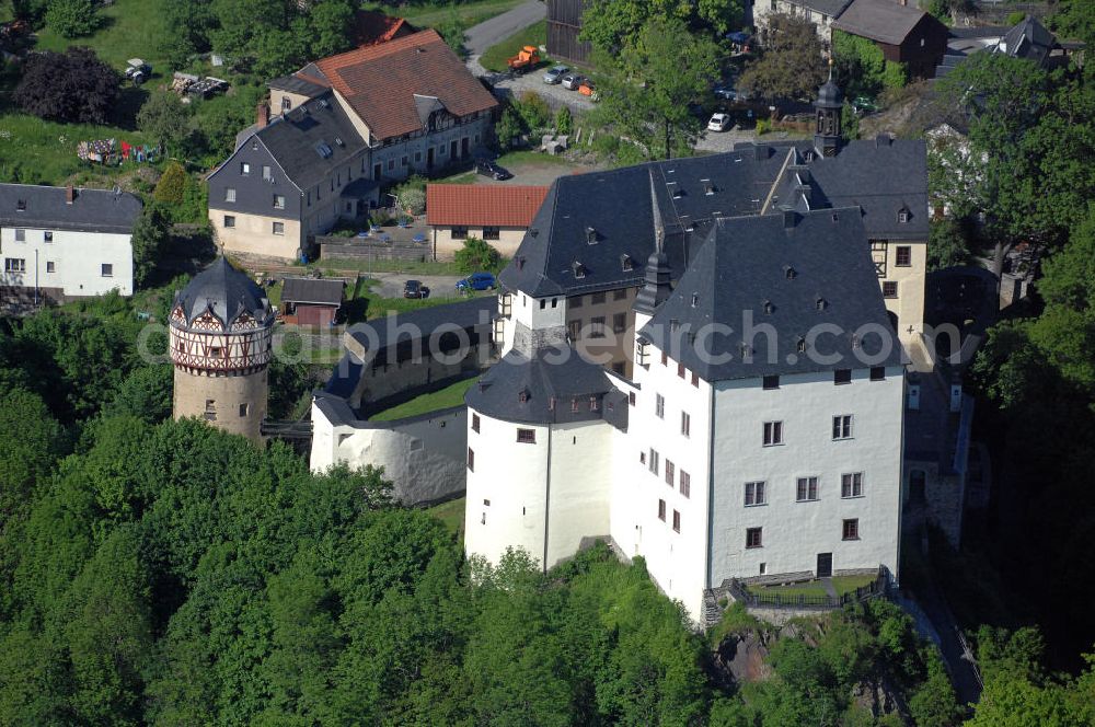 Burgk from the bird's eye view: Blick auf das Schloss Burgk in der Nähe der Bleilochtalsperre. Die Burganlage wurde 1365 erstmals erwähnt und ist seitdem häufiger umgebaut worden. Mit seinen Spezialsammlungen, Ausstellungen, Konzerten, Festen und Trauungen ist das Schloss Burgk eines der kulturellen Zentren des Saalelandes. View of the Castle Burgk near the Bleiloch Barrage. With its special collections, exhibitions, concerts, parties and weddings the castle is one of the cultural centers of the Saale Region.