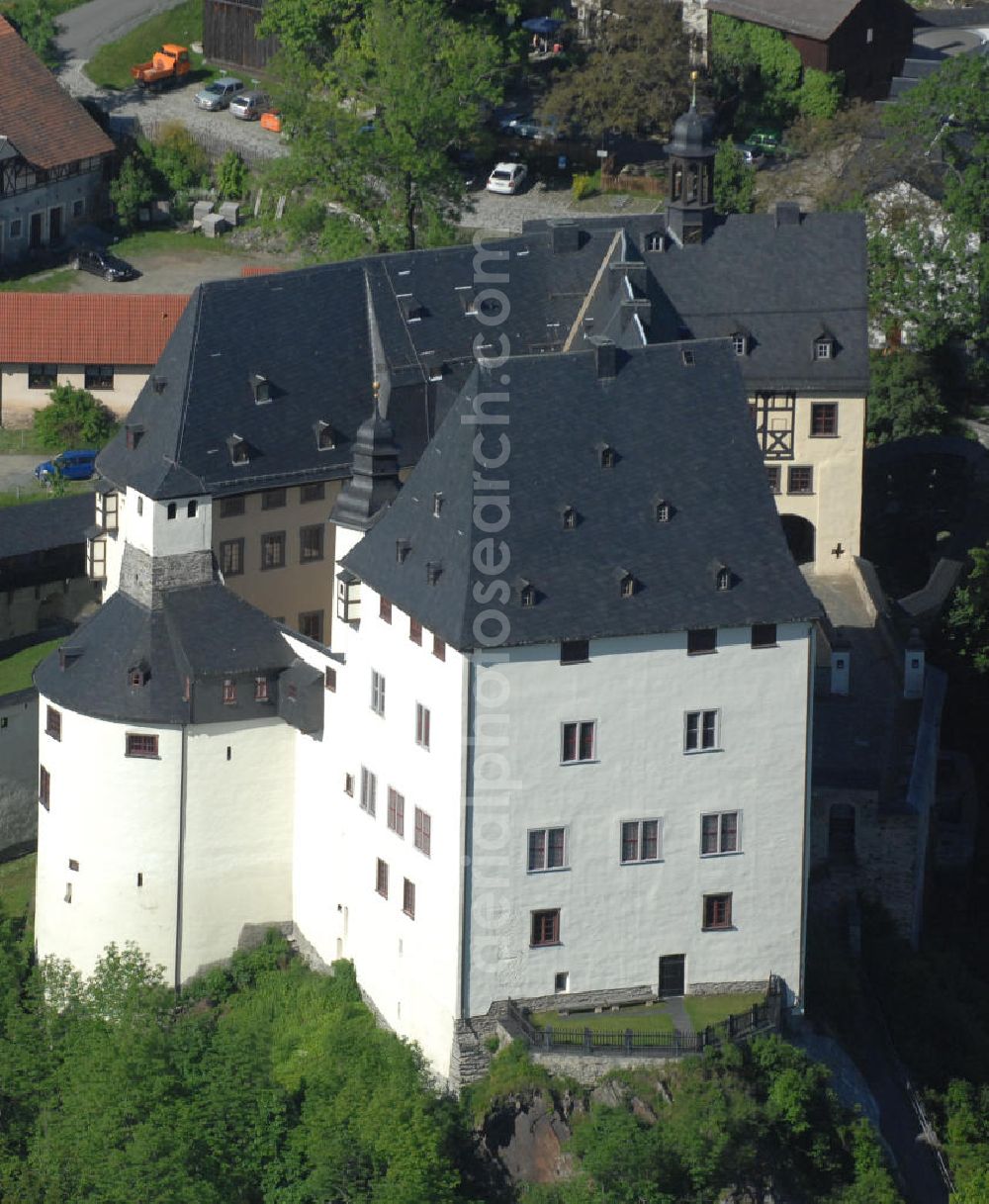 Aerial image Burgk - Blick auf das Schloss Burgk in der Nähe der Bleilochtalsperre. Die Burganlage wurde 1365 erstmals erwähnt und ist seitdem häufiger umgebaut worden. Mit seinen Spezialsammlungen, Ausstellungen, Konzerten, Festen und Trauungen ist das Schloss Burgk eines der kulturellen Zentren des Saalelandes. View of the Castle Burgk near the Bleiloch Barrage. With its special collections, exhibitions, concerts, parties and weddings the castle is one of the cultural centers of the Saale Region.