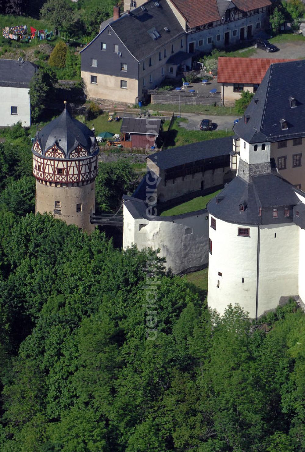 Aerial photograph Burgk - Blick auf das Schloss Burgk in der Nähe der Bleilochtalsperre. Die Burganlage wurde 1365 erstmals erwähnt und ist seitdem häufiger umgebaut worden. Mit seinen Spezialsammlungen, Ausstellungen, Konzerten, Festen und Trauungen ist das Schloss Burgk eines der kulturellen Zentren des Saalelandes. View of the Castle Burgk near the Bleiloch Barrage. With its special collections, exhibitions, concerts, parties and weddings the castle is one of the cultural centers of the Saale Region.