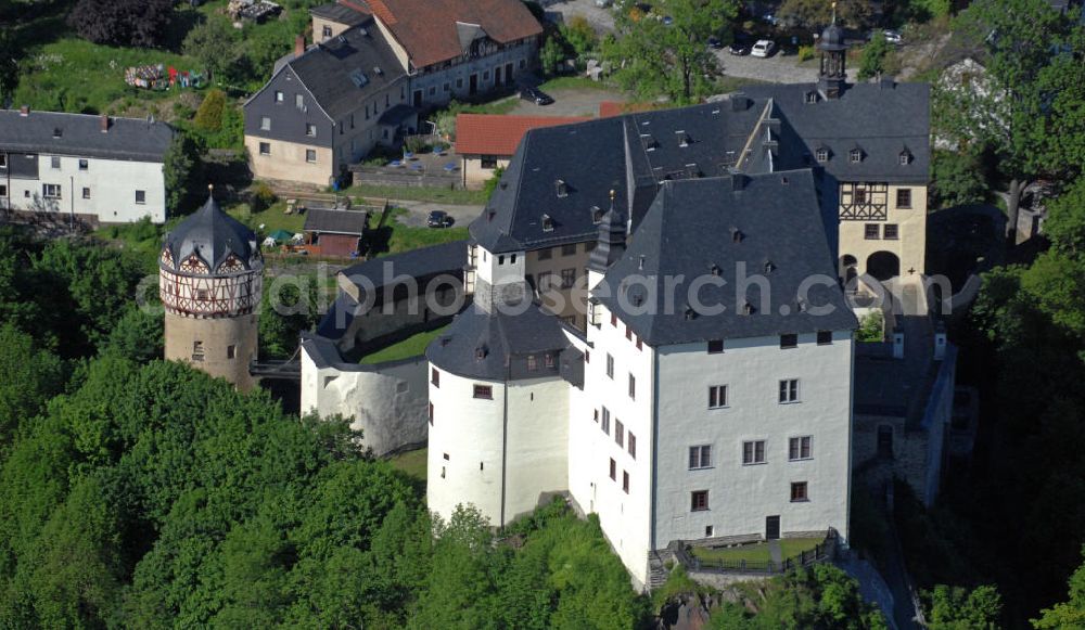 Burgk from above - Blick auf das Schloss Burgk in der Nähe der Bleilochtalsperre. Die Burganlage wurde 1365 erstmals erwähnt und ist seitdem häufiger umgebaut worden. Mit seinen Spezialsammlungen, Ausstellungen, Konzerten, Festen und Trauungen ist das Schloss Burgk eines der kulturellen Zentren des Saalelandes. View of the Castle Burgk near the Bleiloch Barrage. With its special collections, exhibitions, concerts, parties and weddings the castle is one of the cultural centers of the Saale Region.