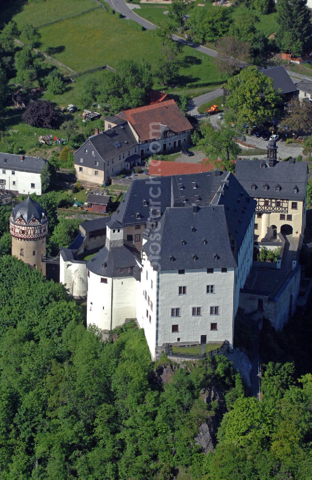 Burgk from the bird's eye view: Blick auf das Schloss Burgk in der Nähe der Bleilochtalsperre. Die Burganlage wurde 1365 erstmals erwähnt und ist seitdem häufiger umgebaut worden. Mit seinen Spezialsammlungen, Ausstellungen, Konzerten, Festen und Trauungen ist das Schloss Burgk eines der kulturellen Zentren des Saalelandes. View of the Castle Burgk near the Bleiloch Barrage. With its special collections, exhibitions, concerts, parties and weddings the castle is one of the cultural centers of the Saale Region.