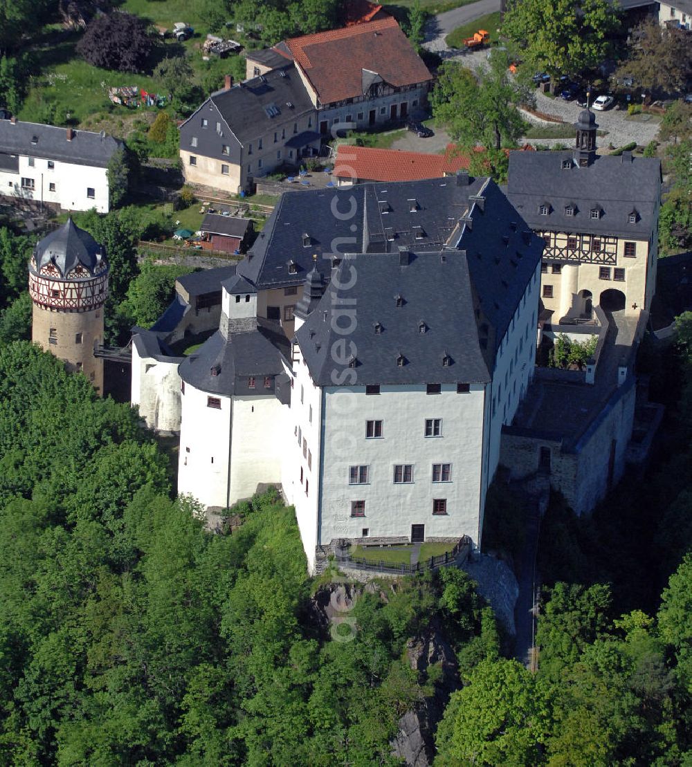 Aerial image Burgk - Blick auf das Schloss Burgk in der Nähe der Bleilochtalsperre. Die Burganlage wurde 1365 erstmals erwähnt und ist seitdem häufiger umgebaut worden. Mit seinen Spezialsammlungen, Ausstellungen, Konzerten, Festen und Trauungen ist das Schloss Burgk eines der kulturellen Zentren des Saalelandes. View of the Castle Burgk near the Bleiloch Barrage. With its special collections, exhibitions, concerts, parties and weddings the castle is one of the cultural centers of the Saale Region.