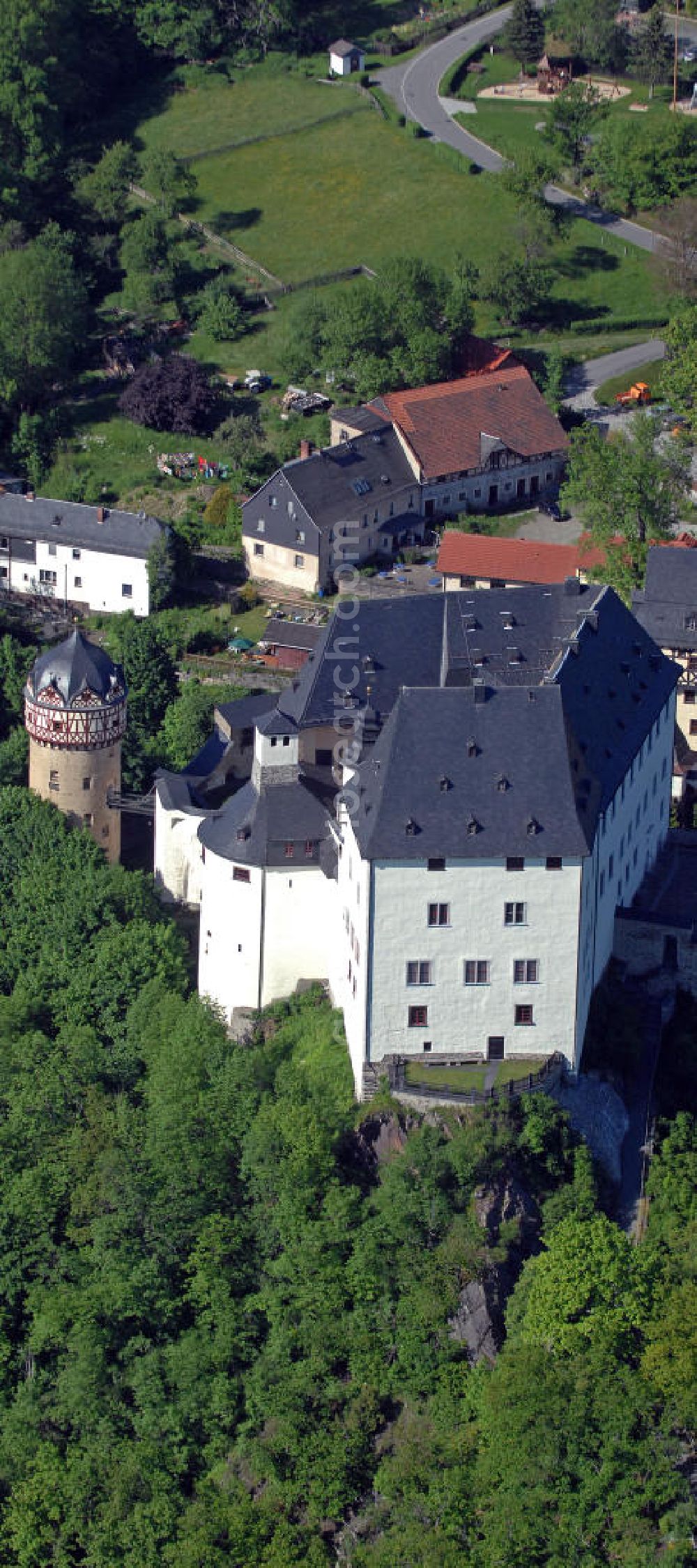 Aerial photograph Burgk - Blick auf das Schloss Burgk in der Nähe der Bleilochtalsperre. Die Burganlage wurde 1365 erstmals erwähnt und ist seitdem häufiger umgebaut worden. Mit seinen Spezialsammlungen, Ausstellungen, Konzerten, Festen und Trauungen ist das Schloss Burgk eines der kulturellen Zentren des Saalelandes. View of the Castle Burgk near the Bleiloch Barrage. With its special collections, exhibitions, concerts, parties and weddings the castle is one of the cultural centers of the Saale Region.