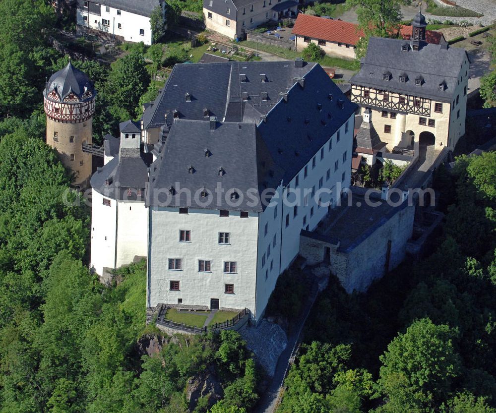 Burgk from above - Blick auf das Schloss Burgk in der Nähe der Bleilochtalsperre. Die Burganlage wurde 1365 erstmals erwähnt und ist seitdem häufiger umgebaut worden. Mit seinen Spezialsammlungen, Ausstellungen, Konzerten, Festen und Trauungen ist das Schloss Burgk eines der kulturellen Zentren des Saalelandes. View of the Castle Burgk near the Bleiloch Barrage. With its special collections, exhibitions, concerts, parties and weddings the castle is one of the cultural centers of the Saale Region.