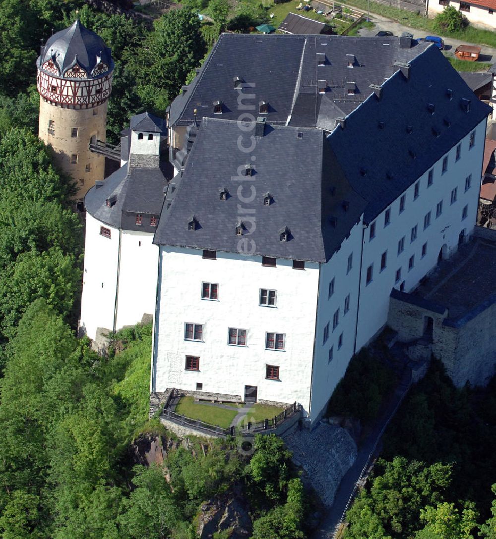 Burgk from the bird's eye view: Blick auf das Schloss Burgk in der Nähe der Bleilochtalsperre. Die Burganlage wurde 1365 erstmals erwähnt und ist seitdem häufiger umgebaut worden. Mit seinen Spezialsammlungen, Ausstellungen, Konzerten, Festen und Trauungen ist das Schloss Burgk eines der kulturellen Zentren des Saalelandes. View of the Castle Burgk near the Bleiloch Barrage. With its special collections, exhibitions, concerts, parties and weddings the castle is one of the cultural centers of the Saale Region.