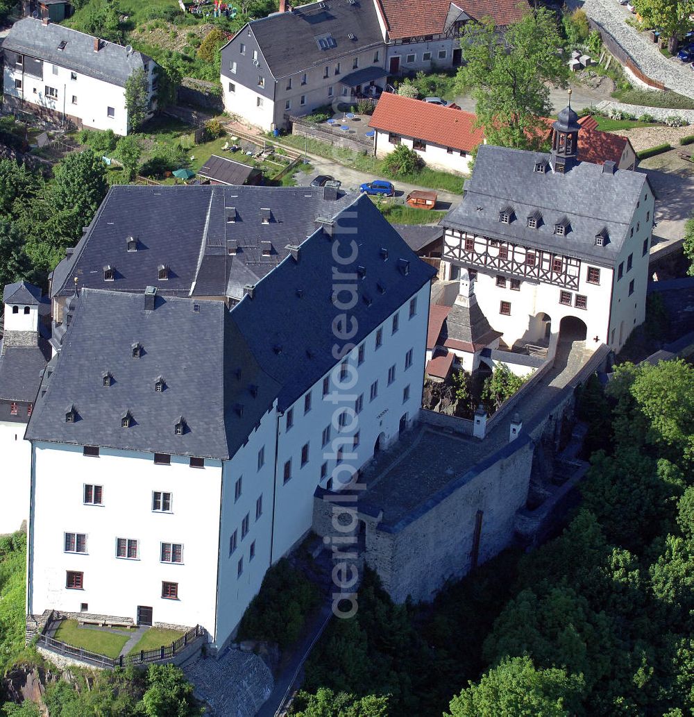 Aerial image Burgk - Blick auf das Schloss Burgk in der Nähe der Bleilochtalsperre. Die Burganlage wurde 1365 erstmals erwähnt und ist seitdem häufiger umgebaut worden. Mit seinen Spezialsammlungen, Ausstellungen, Konzerten, Festen und Trauungen ist das Schloss Burgk eines der kulturellen Zentren des Saalelandes. View of the Castle Burgk near the Bleiloch Barrage. With its special collections, exhibitions, concerts, parties and weddings the castle is one of the cultural centers of the Saale Region.