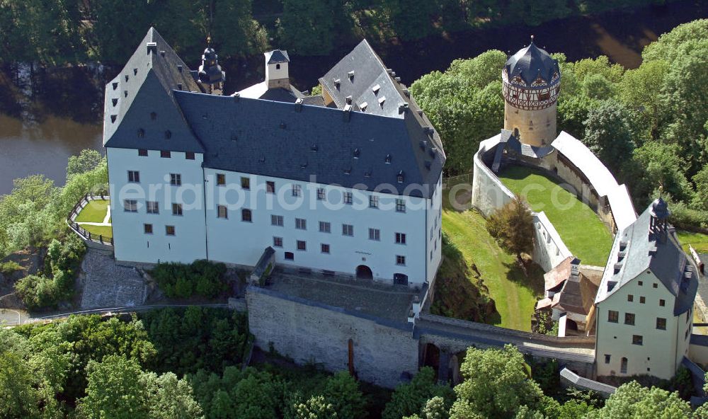 Aerial photograph Burgk - Blick auf das Schloss Burgk in der Nähe der Bleilochtalsperre. Die Burganlage wurde 1365 erstmals erwähnt und ist seitdem häufiger umgebaut worden. Mit seinen Spezialsammlungen, Ausstellungen, Konzerten, Festen und Trauungen ist das Schloss Burgk eines der kulturellen Zentren des Saalelandes. View of the Castle Burgk near the Bleiloch Barrage. With its special collections, exhibitions, concerts, parties and weddings the castle is one of the cultural centers of the Saale Region.