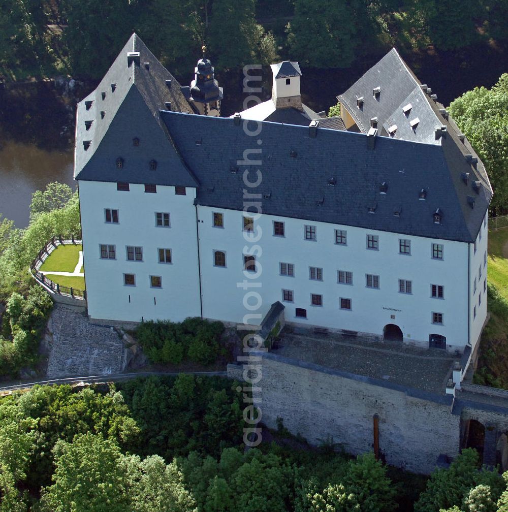 Burgk from above - Blick auf das Schloss Burgk in der Nähe der Bleilochtalsperre. Die Burganlage wurde 1365 erstmals erwähnt und ist seitdem häufiger umgebaut worden. Mit seinen Spezialsammlungen, Ausstellungen, Konzerten, Festen und Trauungen ist das Schloss Burgk eines der kulturellen Zentren des Saalelandes. View of the Castle Burgk near the Bleiloch Barrage. With its special collections, exhibitions, concerts, parties and weddings the castle is one of the cultural centers of the Saale Region.