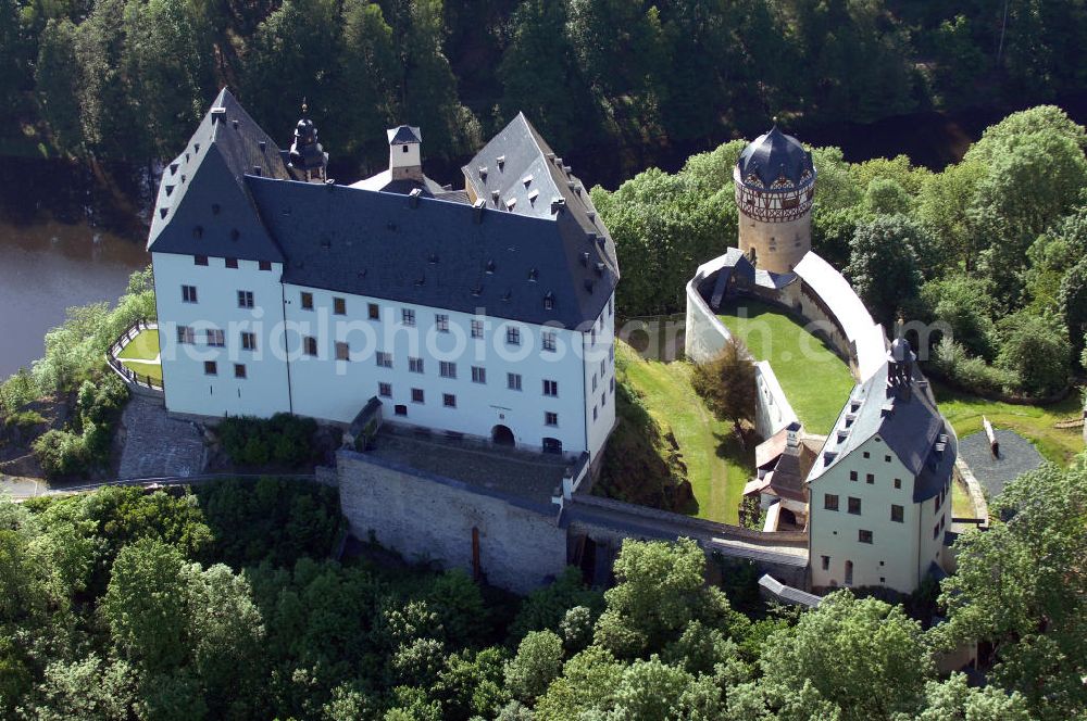 Burgk from the bird's eye view: Blick auf das Schloss Burgk in der Nähe der Bleilochtalsperre. Die Burganlage wurde 1365 erstmals erwähnt und ist seitdem häufiger umgebaut worden. Mit seinen Spezialsammlungen, Ausstellungen, Konzerten, Festen und Trauungen ist das Schloss Burgk eines der kulturellen Zentren des Saalelandes. View of the Castle Burgk near the Bleiloch Barrage. With its special collections, exhibitions, concerts, parties and weddings the castle is one of the cultural centers of the Saale Region.