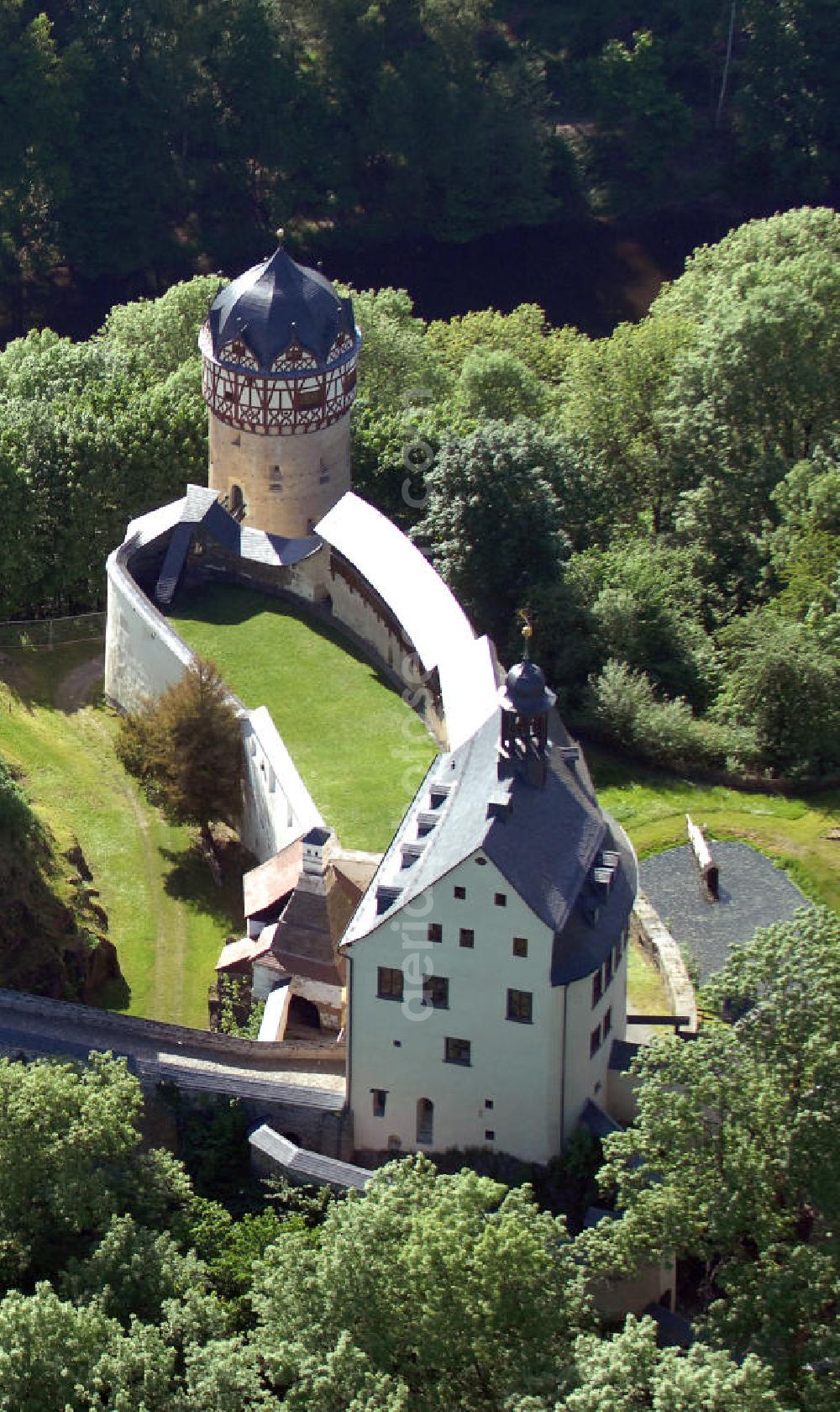 Aerial image Burgk - Blick auf das Schloss Burgk in der Nähe der Bleilochtalsperre. Die Burganlage wurde 1365 erstmals erwähnt und ist seitdem häufiger umgebaut worden. Mit seinen Spezialsammlungen, Ausstellungen, Konzerten, Festen und Trauungen ist das Schloss Burgk eines der kulturellen Zentren des Saalelandes. View of the Castle Burgk near the Bleiloch Barrage. With its special collections, exhibitions, concerts, parties and weddings the castle is one of the cultural centers of the Saale Region.