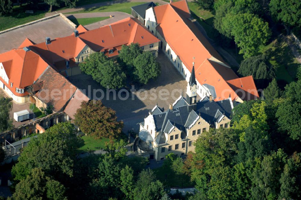 FREITAL from above - Blick auf das Schloss Burgk und das Heimatmuseum. Freital ist eine Große Kreisstadt in Sachsen und die zweitgrößte Stadt im Landkreis Sächsische Schweiz-Osterzgebirge. Sie entstand am 1. Oktober 1921 durch den Zusammenschluss der Orte Deuben, Döhlen und Potschappel, 1922 kam Zauckerode dazu. Geprägt wurde die Stadt vom Steinkohlenbergbau und der Stahlindustrie („Tal der Arbeit“). Kontakt: Städtische Sammlungen Freital auf Schloss Burgk, Altburgk 61, 01705 Freital, Tel. +49 (0)351 649 15 62, Fax +49 (0)351 641 83 10, e-mail: museum@freital.de