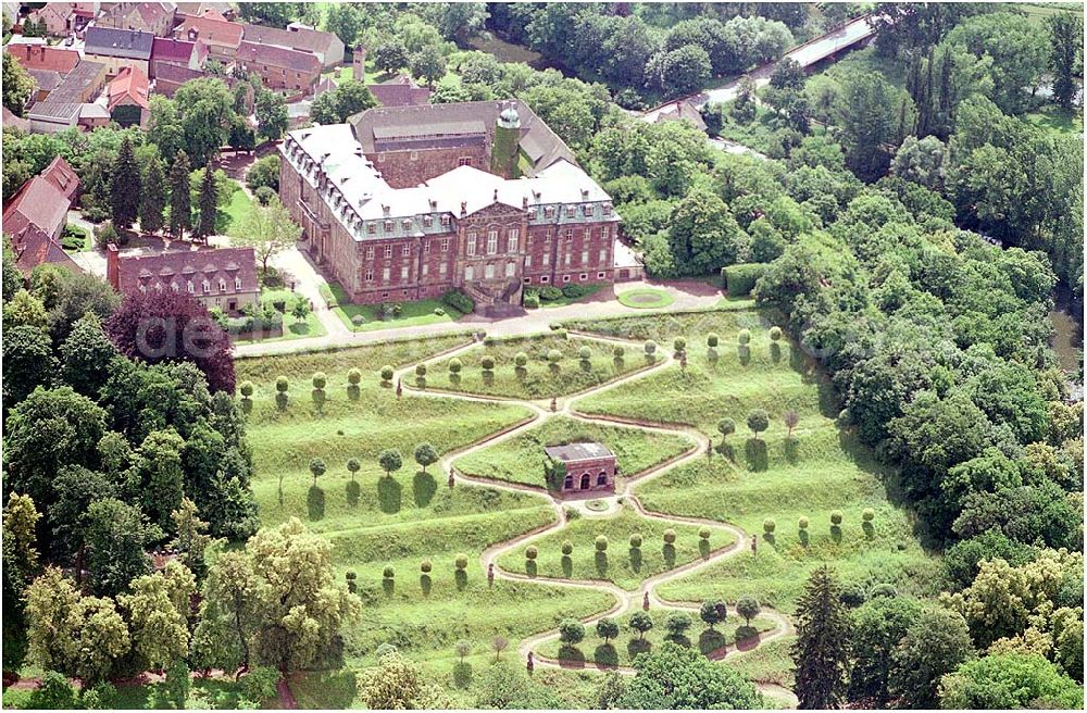 Burgscheidungen from above - 11.07.2004 Blick auf das Schloss Burgscheidungen Schloss und Schlosspark sind heute Bestandteil der Gartenträume - Historische Parks und Schlösser in Sachsen-Anhalt. Gemeindeverwaltung Burgscheidungen Schlossbergstr. 54 06636 Burgscheidungen Tel. (03 44 62) 2 05 44 Schloss wird derzeit rekonstruiert und ist geschlossen / Park ist ganzjährig zugänglich.