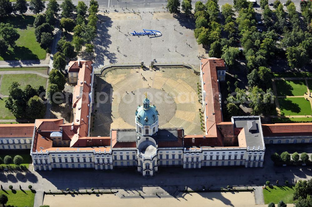 Berlin from above - Blick auf das Schloss Charlottenburg. Es gehört zur Stiftung Preußische Schlösser und Gärten Berlin-Brandenburg. View of Charlottenburg Palace. It is part of the Prussian Palace and Gardens Foundation Berlin-Brandenburg.