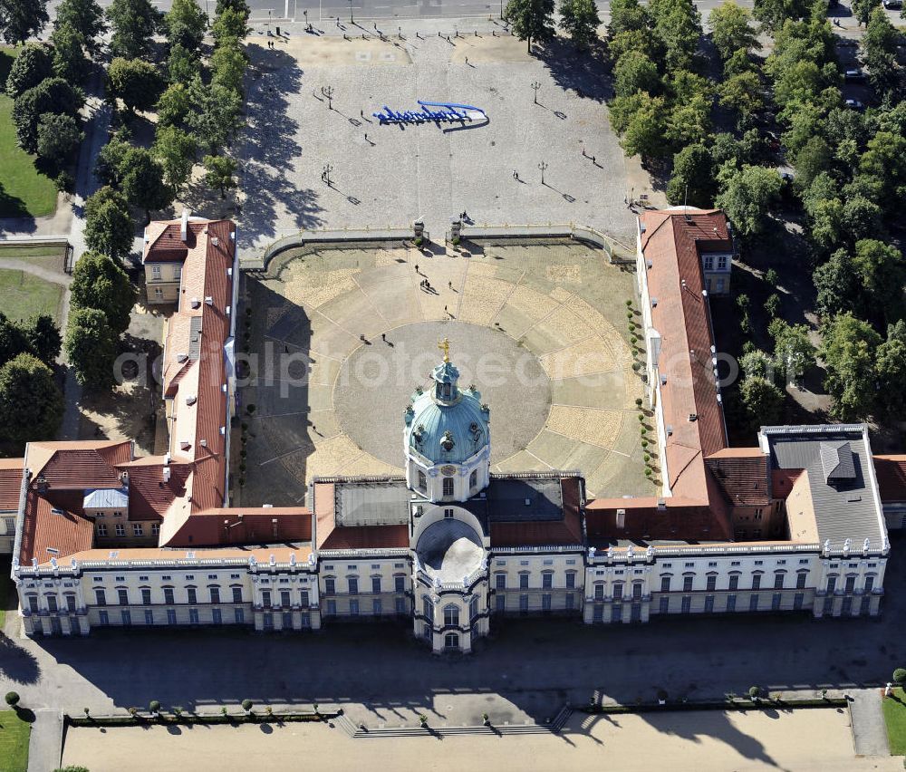 Aerial image Berlin - Blick auf das Schloss Charlottenburg. Es gehört zur Stiftung Preußische Schlösser und Gärten Berlin-Brandenburg. View of Charlottenburg Palace. It is part of the Prussian Palace and Gardens Foundation Berlin-Brandenburg.