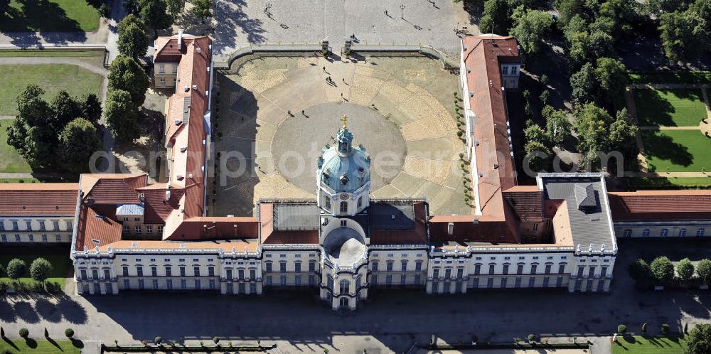 Aerial photograph Berlin - Blick auf das Schloss Charlottenburg. Es gehört zur Stiftung Preußische Schlösser und Gärten Berlin-Brandenburg. View of Charlottenburg Palace. It is part of the Prussian Palace and Gardens Foundation Berlin-Brandenburg.