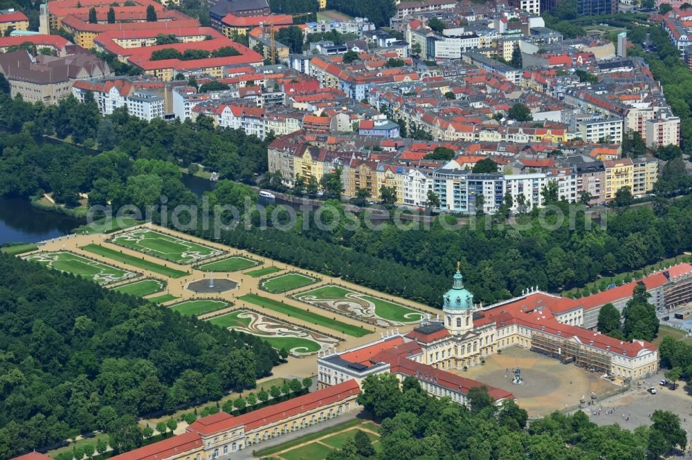 Aerial photograph Berlin - Charlottenburg Palace is located in the Charlottenburg district of the Charlottenburg-Wilmersdorf district of Berlin. It belongs to the Foundation for Prussian Palaces and Gardens Foundation Berlin-Brandenburg