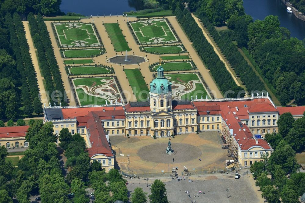 Aerial image Berlin - Charlottenburg Palace is located in the Charlottenburg district of the Charlottenburg-Wilmersdorf district of Berlin. It belongs to the Foundation for Prussian Palaces and Gardens Foundation Berlin-Brandenburg