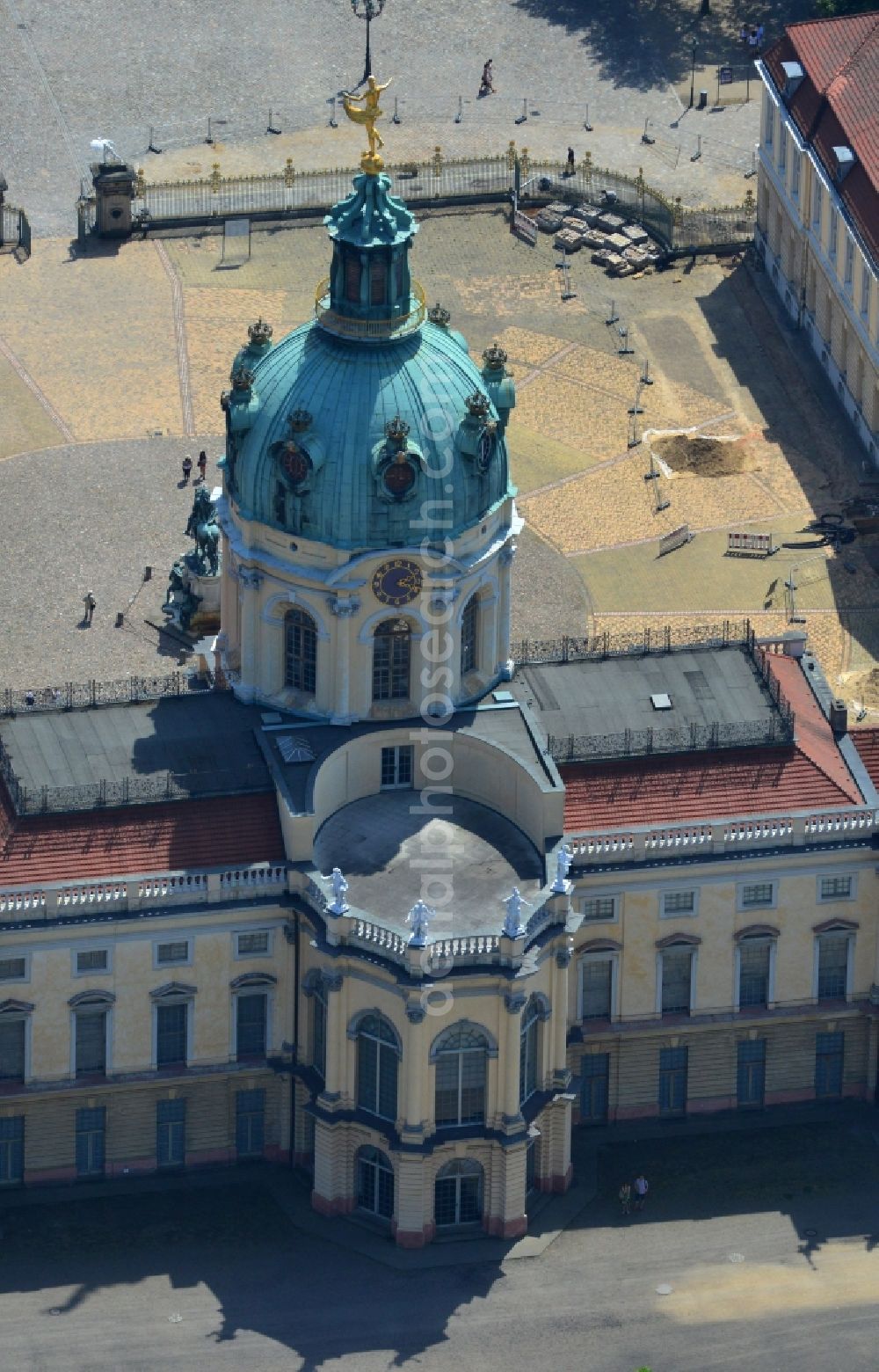 Aerial photograph Berlin - Charlottenburg Palace is located in the Charlottenburg district of the Charlottenburg-Wilmersdorf district of Berlin. It belongs to the Foundation for Prussian Palaces and Gardens Foundation Berlin-Brandenburg