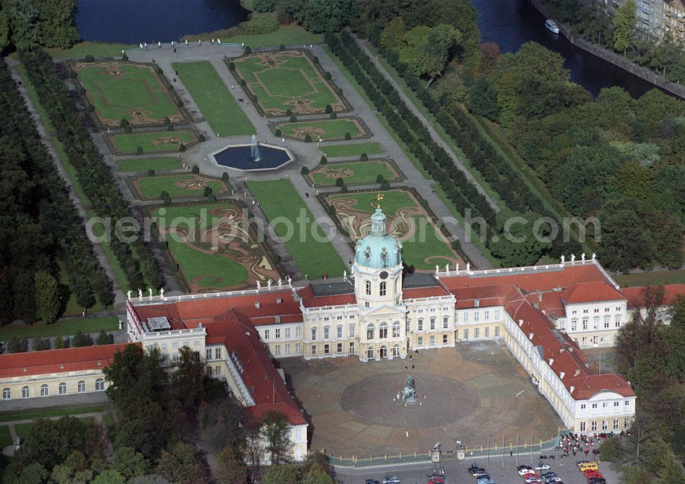 Berlin - Charlottenburg from the bird's eye view: Blick auf das Schloss Charlottenburg mit Schlossgarten und Springbrunnen. Kontakt: Stiftung Preußische Schlösser und Gärten Berlin-Brandenburg, Postfach 60 14 62, 14414 Potsdam, Tel. +49(0)331 9694-0, Fax +49(0)331 9694-103