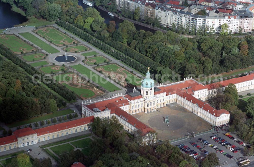 Berlin from above - Blick auf das Schloss Charlottenburg mit Schlossgarten und Springbrunnen. Kontakt: Stiftung Preußische Schlösser und Gärten Berlin-Brandenburg, Postfach 60 14 62, 14414 Potsdam, Tel. +49(0)331 9694-0, Fax +49(0)331 9694-103