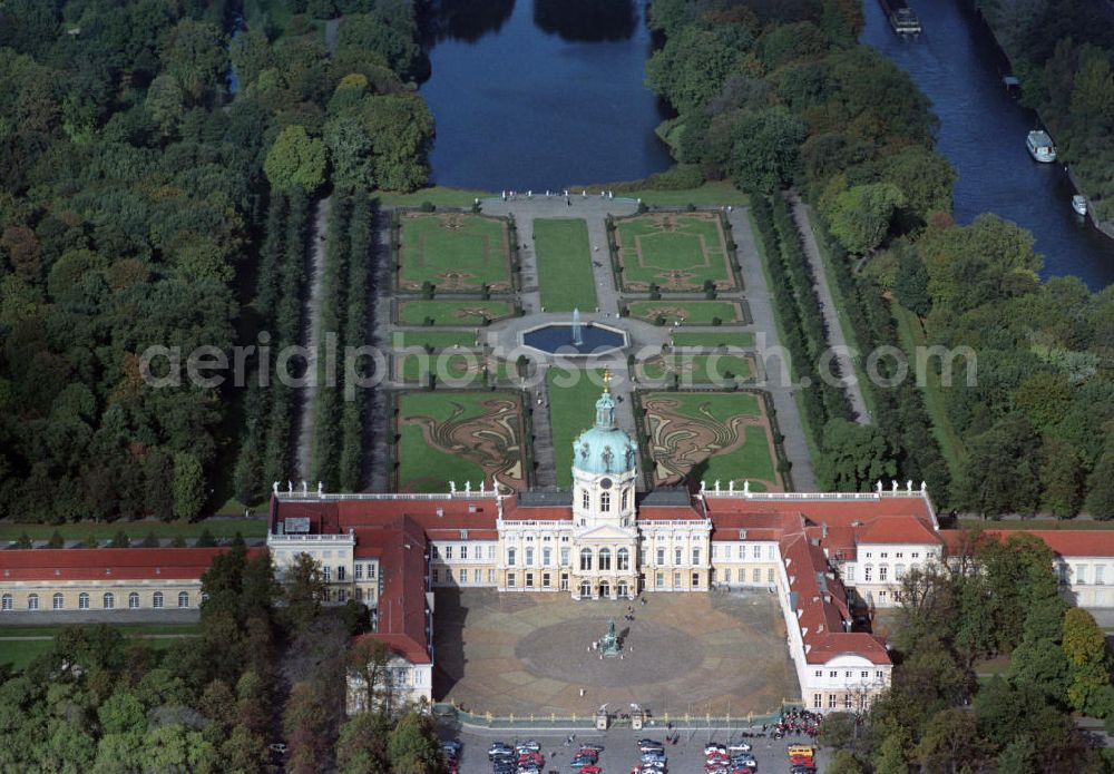 Berlin from the bird's eye view: Blick auf das Schloss Charlottenburg mit Schlossgarten und Springbrunnen. Kontakt: Stiftung Preußische Schlösser und Gärten Berlin-Brandenburg, Postfach 60 14 62, 14414 Potsdam, Tel. +49(0)331 9694-0, Fax +49(0)331 9694-103