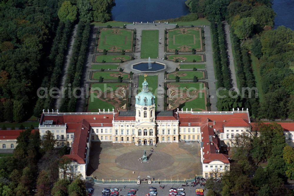 Aerial photograph Berlin - Blick auf das Schloss Charlottenburg mit Schlossgarten und Springbrunnen. Kontakt: Stiftung Preußische Schlösser und Gärten Berlin-Brandenburg, Postfach 60 14 62, 14414 Potsdam, Tel. +49(0)331 9694-0, Fax +49(0)331 9694-103