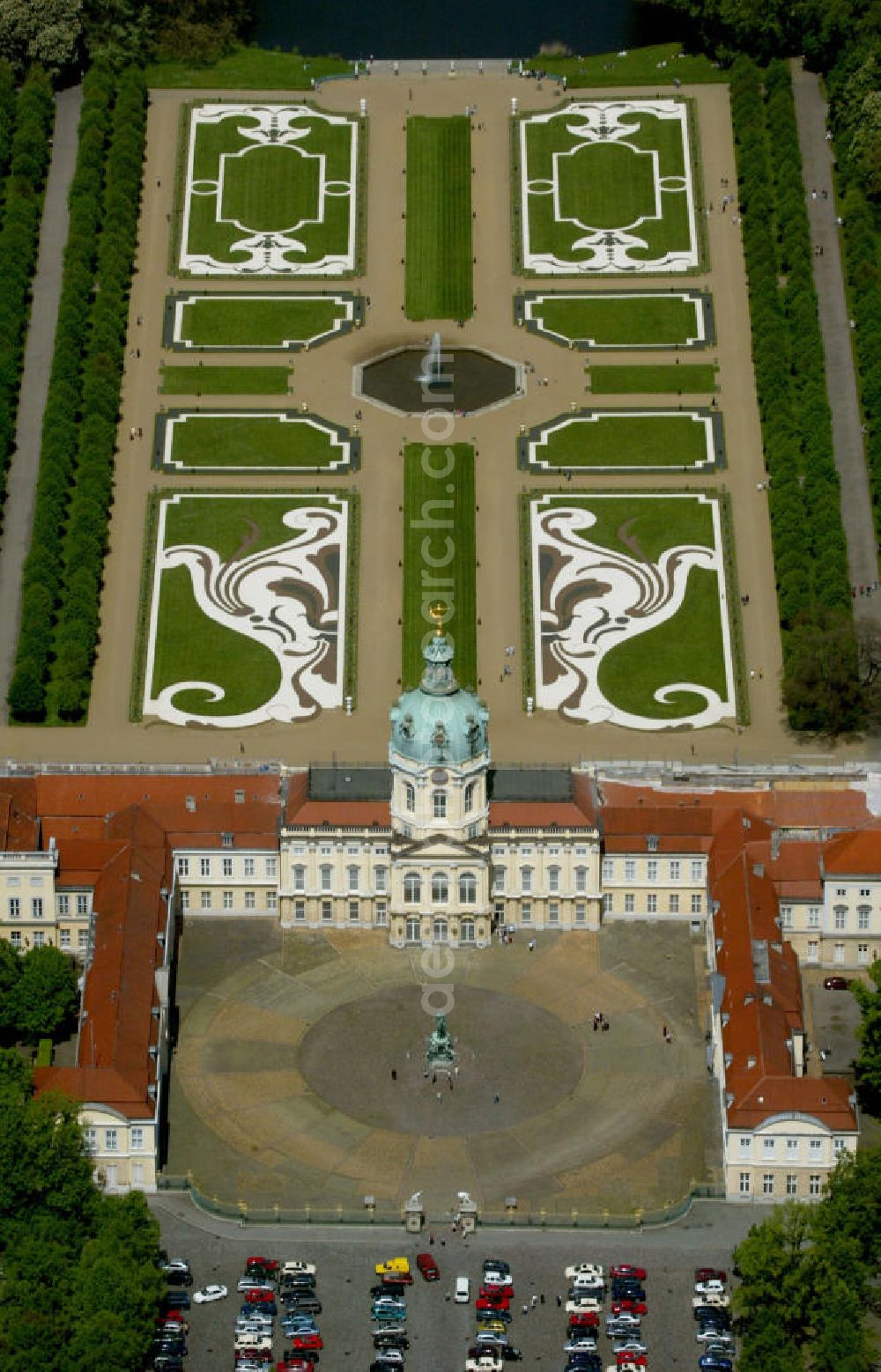 Berlin from the bird's eye view: Blick auf das Schloss Charlottenburg mit dem Barockgarten.