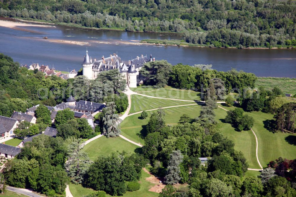 Aerial photograph Chaumont-sur-Loire - Blick auf das Schloss der französischen Gemeinde Chaumont-sur-Loire im Département Loir-et-Cher mit dem Fluss Loire im Hintergrund. Das Schloss wurde im 15. Jahrhundert als Ersatz für einen geschliffenen Vorgängerbau errichtet und ist heute für Besucher zugänglich. View to the castle chaumont of the village Chaumont-sur-Loire with the river Loire in the background. The castle was built in the 15th century and is opened for visitors now.