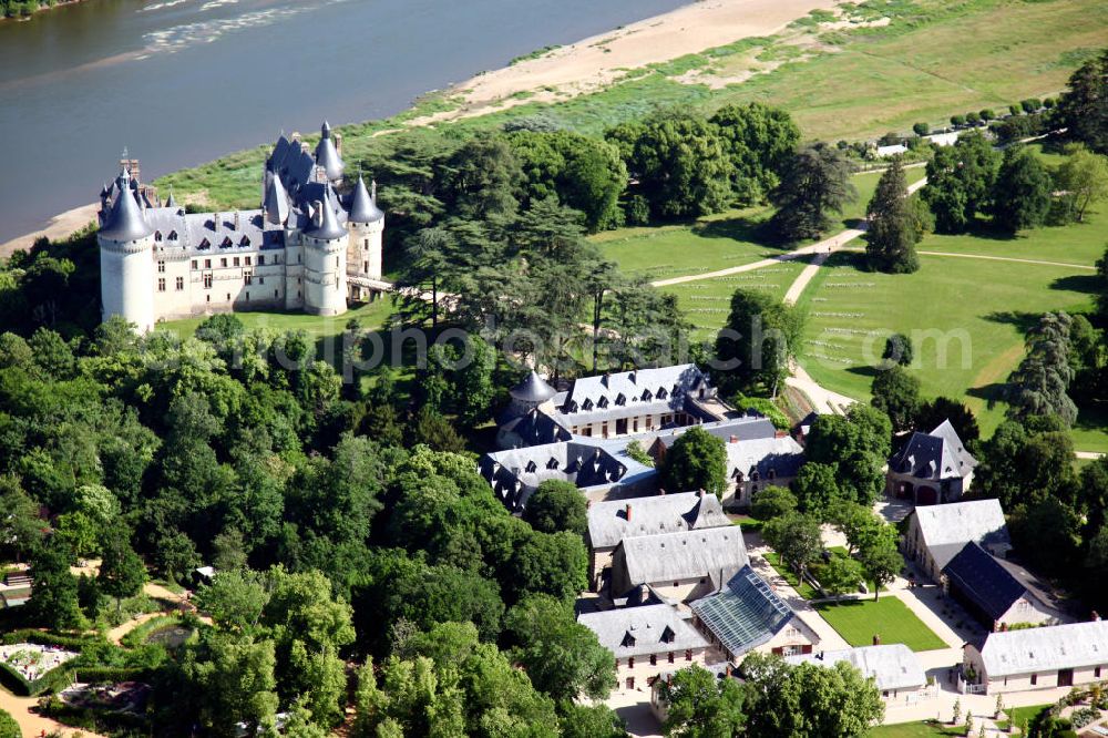 Chaumont-sur-Loire from above - Blick auf das Schloss der französischen Gemeinde Chaumont-sur-Loire im Département Loir-et-Cher mit dem Fluss Loire im Hintergrund. Das Schloss wurde im 15. Jahrhundert als Ersatz für einen geschliffenen Vorgängerbau errichtet und ist heute für Besucher zugänglich. View to the castle chaumont of the village Chaumont-sur-Loire with the river Loire in the background. The castle was built in the 15th century and is opened for visitors now.