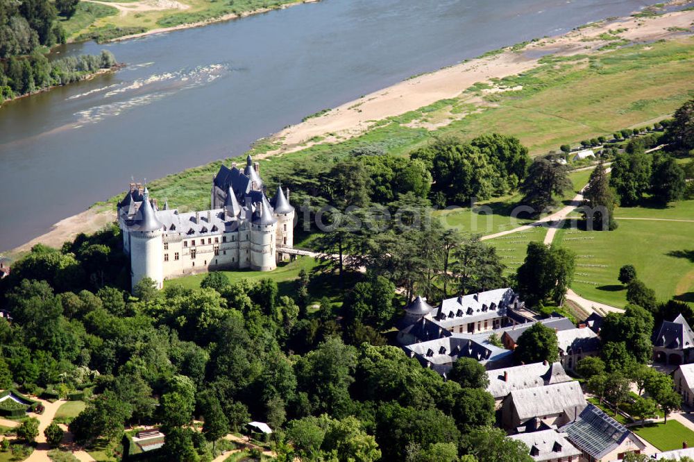 Chaumont-sur-Loire from the bird's eye view: Blick auf das Schloss der französischen Gemeinde Chaumont-sur-Loire im Département Loir-et-Cher mit dem Fluss Loire im Hintergrund. Das Schloss wurde im 15. Jahrhundert als Ersatz für einen geschliffenen Vorgängerbau errichtet und ist heute für Besucher zugänglich. View to the castle chaumont of the village Chaumont-sur-Loire with the river Loire in the background. The castle was built in the 15th century and is opened for visitors now.