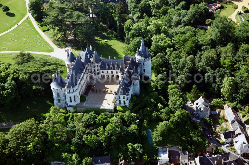 Aerial image Chaumont-sur-Loire - Blick auf das Schloss der französischen Gemeinde Chaumont-sur-Loire im Département Loir-et-Cher mit dem Fluss Loire im Hintergrund. Das Schloss wurde im 15. Jahrhundert als Ersatz für einen geschliffenen Vorgängerbau errichtet und ist heute für Besucher zugänglich. View to the castle chaumont of the village Chaumont-sur-Loire with the river Loire in the background. The castle was built in the 15th century and is opened for visitors now.