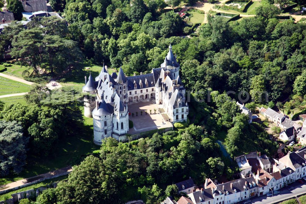 Aerial photograph Chaumont-sur-Loire - Blick auf das Schloss der französischen Gemeinde Chaumont-sur-Loire im Département Loir-et-Cher mit dem Fluss Loire im Hintergrund. Das Schloss wurde im 15. Jahrhundert als Ersatz für einen geschliffenen Vorgängerbau errichtet und ist heute für Besucher zugänglich. View to the castle chaumont of the village Chaumont-sur-Loire with the river Loire in the background. The castle was built in the 15th century and is opened for visitors now.