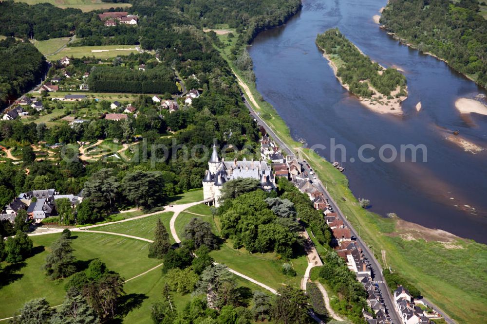 Chaumont-sur-Loire from above - Blick auf das Schloss der französischen Gemeinde Chaumont-sur-Loire im Département Loir-et-Cher mit dem Fluss Loire im Hintergrund. Das Schloss wurde im 15. Jahrhundert als Ersatz für einen geschliffenen Vorgängerbau errichtet und ist heute für Besucher zugänglich. View to the castle chaumont of the village Chaumont-sur-Loire with the river Loire in the background. The castle was built in the 15th century and is opened for visitors now.