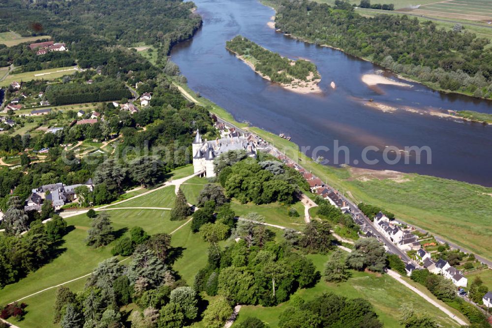 Chaumont-sur-Loire from the bird's eye view: Blick auf das Schloss der französischen Gemeinde Chaumont-sur-Loire im Département Loir-et-Cher mit dem Fluss Loire im Hintergrund. Das Schloss wurde im 15. Jahrhundert als Ersatz für einen geschliffenen Vorgängerbau errichtet und ist heute für Besucher zugänglich. View to the castle chaumont of the village Chaumont-sur-Loire with the river Loire in the background. The castle was built in the 15th century and is opened for visitors now.