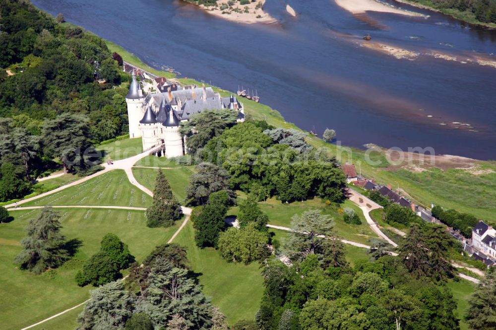 Aerial image Chaumont-sur-Loire - Blick auf das Schloss der französischen Gemeinde Chaumont-sur-Loire im Département Loir-et-Cher mit dem Fluss Loire im Hintergrund. Das Schloss wurde im 15. Jahrhundert als Ersatz für einen geschliffenen Vorgängerbau errichtet und ist heute für Besucher zugänglich. View to the castle chaumont of the village Chaumont-sur-Loire with the river Loire in the background. The castle was built in the 15th century and is opened for visitors now.