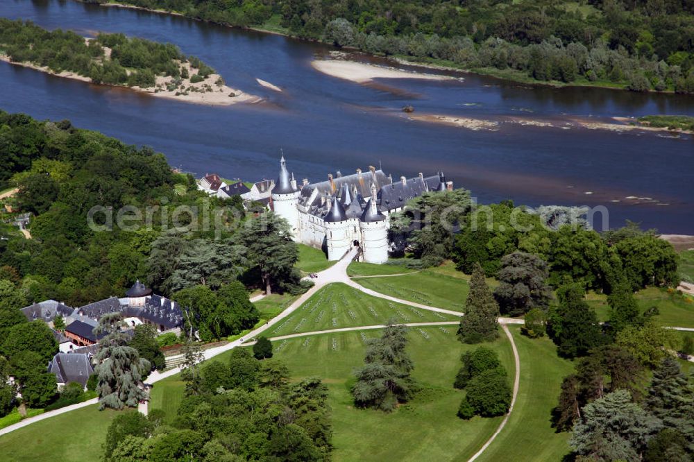 Aerial photograph Chaumont-sur-Loire - Blick auf das Schloss der französischen Gemeinde Chaumont-sur-Loire im Département Loir-et-Cher mit dem Fluss Loire im Hintergrund. Das Schloss wurde im 15. Jahrhundert als Ersatz für einen geschliffenen Vorgängerbau errichtet und ist heute für Besucher zugänglich. View to the castle chaumont of the village Chaumont-sur-Loire with the river Loire in the background. The castle was built in the 15th century and is opened for visitors now.