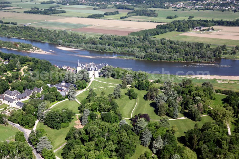 Chaumont-sur-Loire from above - Blick auf das Schloss der französischen Gemeinde Chaumont-sur-Loire im Département Loir-et-Cher mit dem Fluss Loire im Hintergrund. Das Schloss wurde im 15. Jahrhundert als Ersatz für einen geschliffenen Vorgängerbau errichtet und ist heute für Besucher zugänglich. View to the castle chaumont of the village Chaumont-sur-Loire with the river Loire in the background. The castle was built in the 15th century and is opened for visitors now.