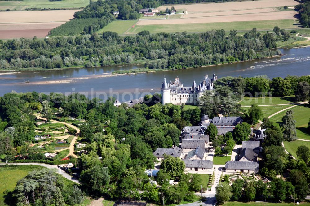 Chaumont-sur-Loire from the bird's eye view: Blick auf das Schloss der französischen Gemeinde Chaumont-sur-Loire im Département Loir-et-Cher mit dem Fluss Loire im Hintergrund. Das Schloss wurde im 15. Jahrhundert als Ersatz für einen geschliffenen Vorgängerbau errichtet und ist heute für Besucher zugänglich. View to the castle chaumont of the village Chaumont-sur-Loire with the river Loire in the background. The castle was built in the 15th century and is opened for visitors now.