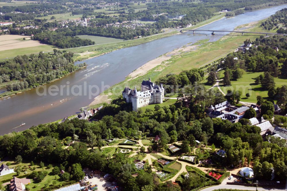 Aerial photograph Chaumont-sur-Loire - Blick auf das Schloss der französischen Gemeinde Chaumont-sur-Loire im Département Loir-et-Cher mit dem Fluss Loire im Hintergrund. Das Schloss wurde im 15. Jahrhundert als Ersatz für einen geschliffenen Vorgängerbau errichtet und ist heute für Besucher zugänglich. View to the castle chaumont of the village Chaumont-sur-Loire with the river Loire in the background. The castle was built in the 15th century and is opened for visitors now.