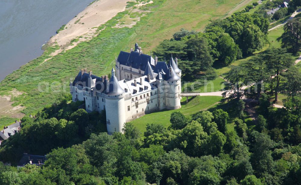 Chaumont-sur-Loire from above - Blick auf das Schloss der französischen Gemeinde Chaumont-sur-Loire im Département Loir-et-Cher mit dem Fluss Loire im Hintergrund. Das Schloss wurde im 15. Jahrhundert als Ersatz für einen geschliffenen Vorgängerbau errichtet und ist heute für Besucher zugänglich. View to the castle chaumont of the village Chaumont-sur-Loire with the river Loire in the background. The castle was built in the 15th century and is opened for visitors now.