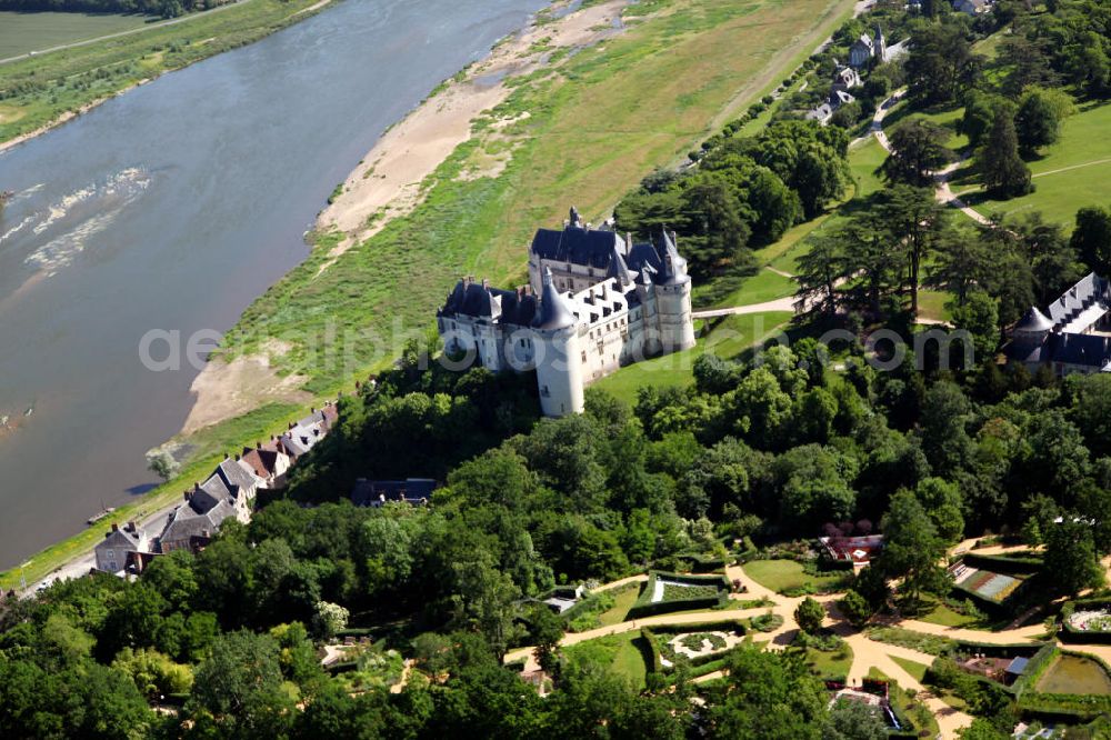 Chaumont-sur-Loire from the bird's eye view: Blick auf das Schloss der französischen Gemeinde Chaumont-sur-Loire im Département Loir-et-Cher mit dem Fluss Loire im Hintergrund. Das Schloss wurde im 15. Jahrhundert als Ersatz für einen geschliffenen Vorgängerbau errichtet und ist heute für Besucher zugänglich. View to the castle chaumont of the village Chaumont-sur-Loire with the river Loire in the background. The castle was built in the 15th century and is opened for visitors now.