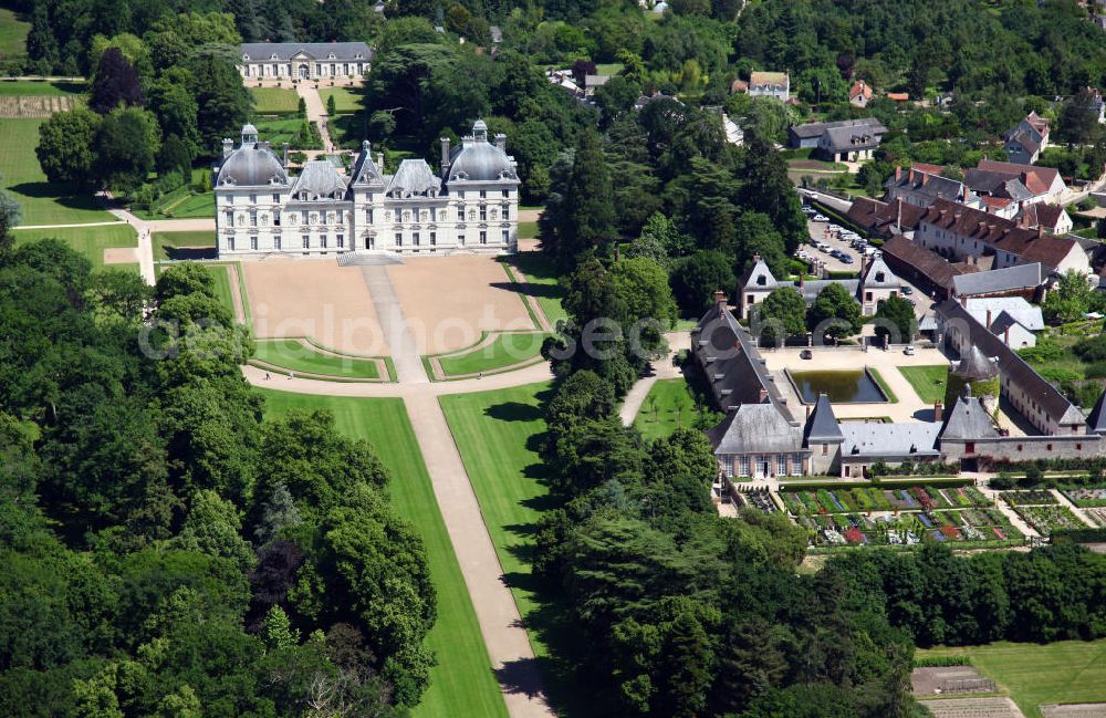 Cheverny from above - Blick auf das Schloss Cheverny, ein Loireschloss in der Ortschaft Cheverny, wenige Kilometer südlich der Stadt Blois, im Departement Loir-et-Cher der Region Centre in Frankreich. Das Schloss wurde zwischen 1620 und 1630 im frühen und strengen klassizistischen Barockstil von Jacques Bougier errichtet. View to the Castle Cheverny in the district Departement Loir-et-Cher of the region Centre. The castle was built between 1620 and 1630 in a classicistic baroque style by Jacques Bougier.