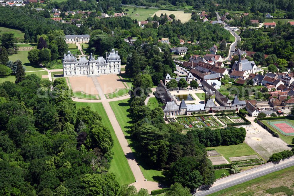 Cheverny from the bird's eye view: Blick auf das Schloss Cheverny, ein Loireschloss in der Ortschaft Cheverny, wenige Kilometer südlich der Stadt Blois, im Departement Loir-et-Cher der Region Centre in Frankreich. Das Schloss wurde zwischen 1620 und 1630 im frühen und strengen klassizistischen Barockstil von Jacques Bougier errichtet. View to the Castle Cheverny in the district Departement Loir-et-Cher of the region Centre. The castle was built between 1620 and 1630 in a classicistic baroque style by Jacques Bougier.