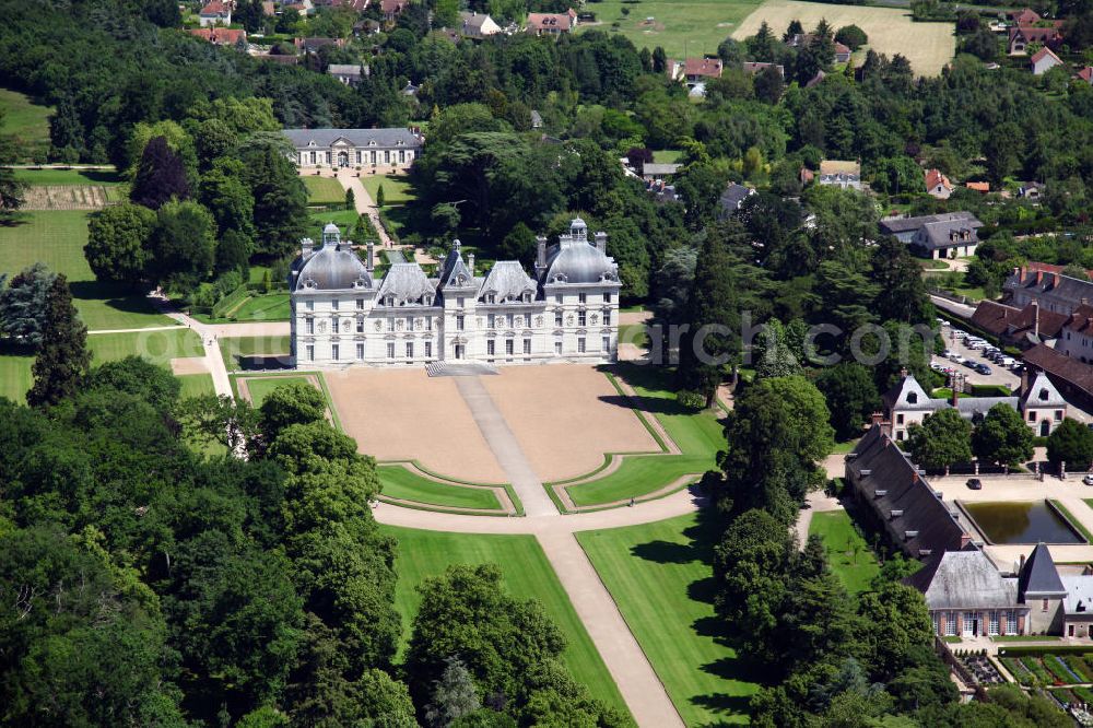 Aerial image Cheverny - Blick auf das Schloss Cheverny, ein Loireschloss in der Ortschaft Cheverny, wenige Kilometer südlich der Stadt Blois, im Departement Loir-et-Cher der Region Centre in Frankreich. Das Schloss wurde zwischen 1620 und 1630 im frühen und strengen klassizistischen Barockstil von Jacques Bougier errichtet. View to the Castle Cheverny in the district Departement Loir-et-Cher of the region Centre. The castle was built between 1620 and 1630 in a classicistic baroque style by Jacques Bougier.