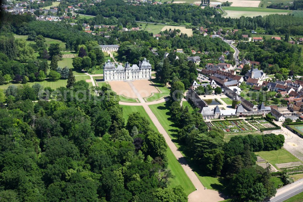 Aerial photograph Cheverny - Blick auf das Schloss Cheverny, ein Loireschloss in der Ortschaft Cheverny, wenige Kilometer südlich der Stadt Blois, im Departement Loir-et-Cher der Region Centre in Frankreich. Das Schloss wurde zwischen 1620 und 1630 im frühen und strengen klassizistischen Barockstil von Jacques Bougier errichtet. View to the Castle Cheverny in the district Departement Loir-et-Cher of the region Centre. The castle was built between 1620 and 1630 in a classicistic baroque style by Jacques Bougier.