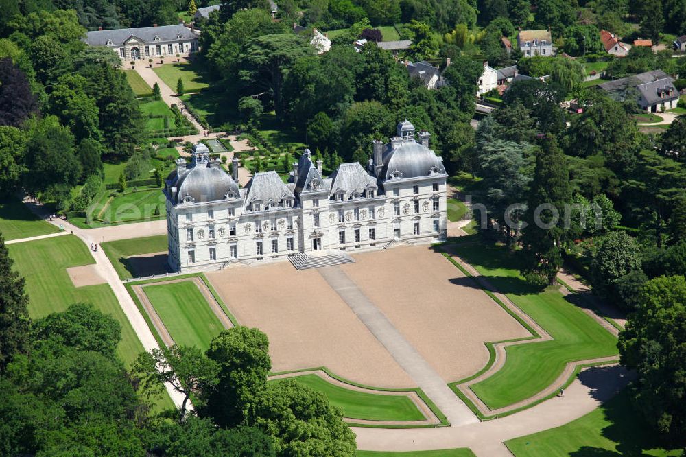 Cheverny from above - Blick auf das Schloss Cheverny, ein Loireschloss in der Ortschaft Cheverny, wenige Kilometer südlich der Stadt Blois, im Departement Loir-et-Cher der Region Centre in Frankreich. Das Schloss wurde zwischen 1620 und 1630 im frühen und strengen klassizistischen Barockstil von Jacques Bougier errichtet. View to the Castle Cheverny in the district Departement Loir-et-Cher of the region Centre. The castle was built between 1620 and 1630 in a classicistic baroque style by Jacques Bougier.