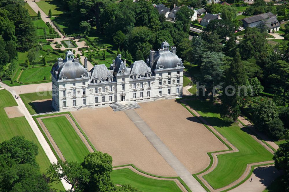 Cheverny from the bird's eye view: Blick auf das Schloss Cheverny, ein Loireschloss in der Ortschaft Cheverny, wenige Kilometer südlich der Stadt Blois, im Departement Loir-et-Cher der Region Centre in Frankreich. Das Schloss wurde zwischen 1620 und 1630 im frühen und strengen klassizistischen Barockstil von Jacques Bougier errichtet. View to the Castle Cheverny in the district Departement Loir-et-Cher of the region Centre. The castle was built between 1620 and 1630 in a classicistic baroque style by Jacques Bougier.