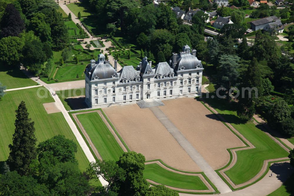 Aerial image Cheverny - Blick auf das Schloss Cheverny, ein Loireschloss in der Ortschaft Cheverny, wenige Kilometer südlich der Stadt Blois, im Departement Loir-et-Cher der Region Centre in Frankreich. Das Schloss wurde zwischen 1620 und 1630 im frühen und strengen klassizistischen Barockstil von Jacques Bougier errichtet. View to the Castle Cheverny in the district Departement Loir-et-Cher of the region Centre. The castle was built between 1620 and 1630 in a classicistic baroque style by Jacques Bougier.